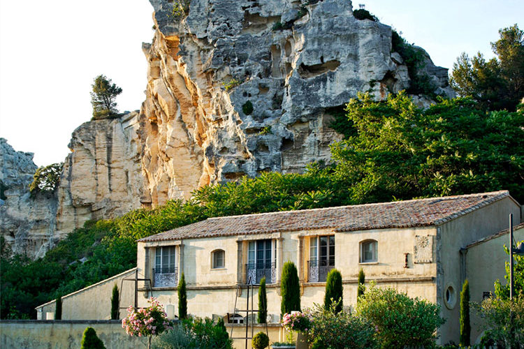 Déguster un pain à la châtaigne de Collobrières sur les tables des maisons de Baumanière